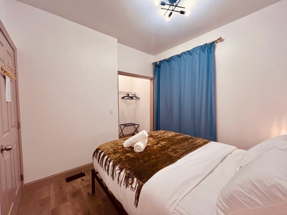 NEW! Casino Close Comfort walk to the falls Apartment in Niagara Falls