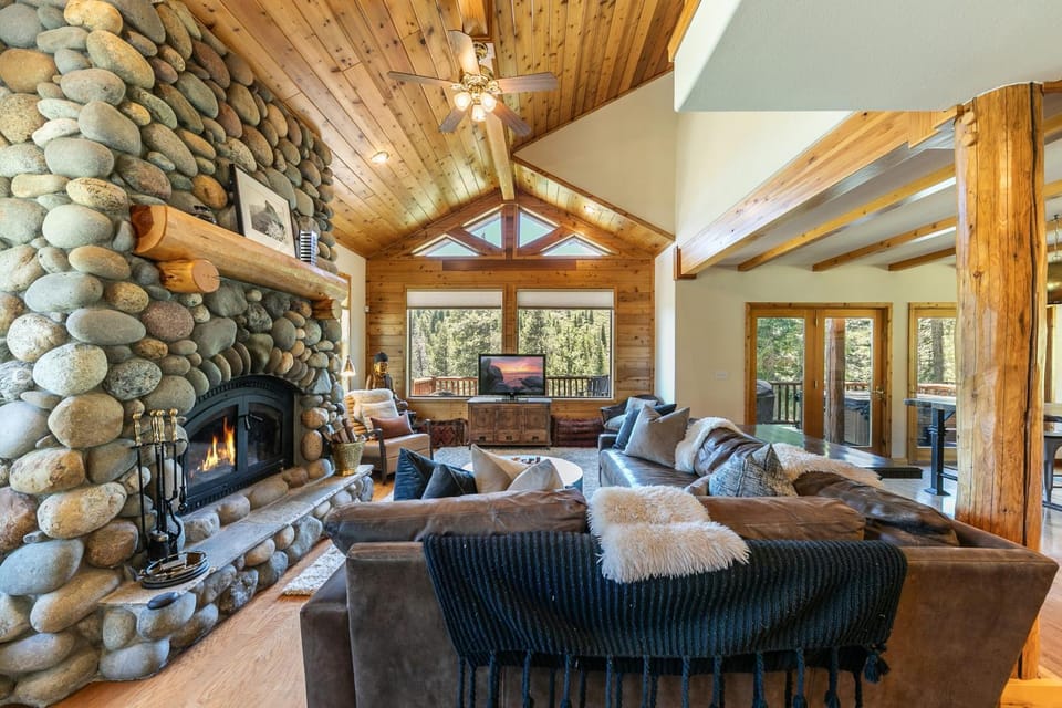 Horizon at Tahoe Donner w Private Hot Tub and Mountain Views House in Truckee