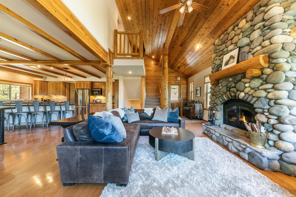Horizon at Tahoe Donner w Private Hot Tub and Mountain Views House in Truckee