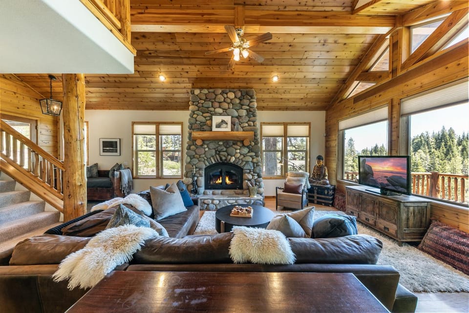Horizon at Tahoe Donner w Private Hot Tub and Mountain Views House in Truckee