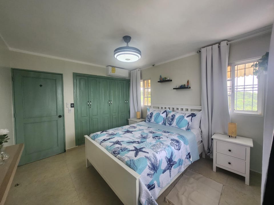Bed, Photo of the whole room, Bedroom, internet, towels, wardrobe, air conditioner