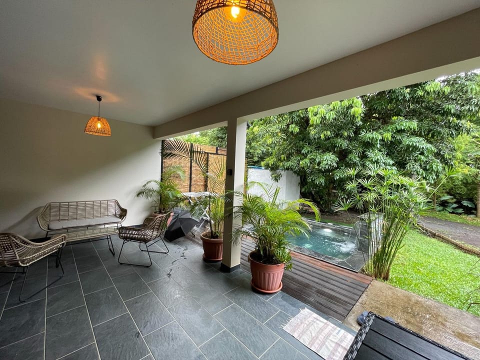 Villa Hibiscus à Saint-Philippe: Élégance tropicale, 2 chambres, spa privatif et cuisine équipée - FR-1-786-3 House in Réunion