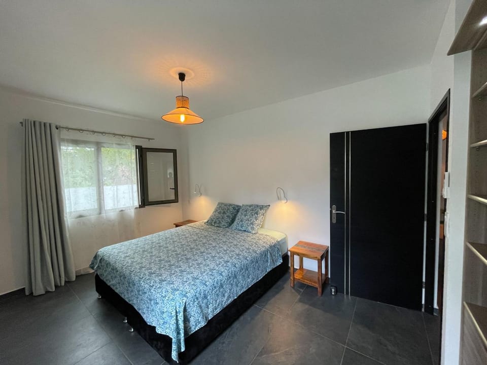 Villa Hibiscus à Saint-Philippe: Élégance tropicale, 2 chambres, spa privatif et cuisine équipée - FR-1-786-3 House in Réunion