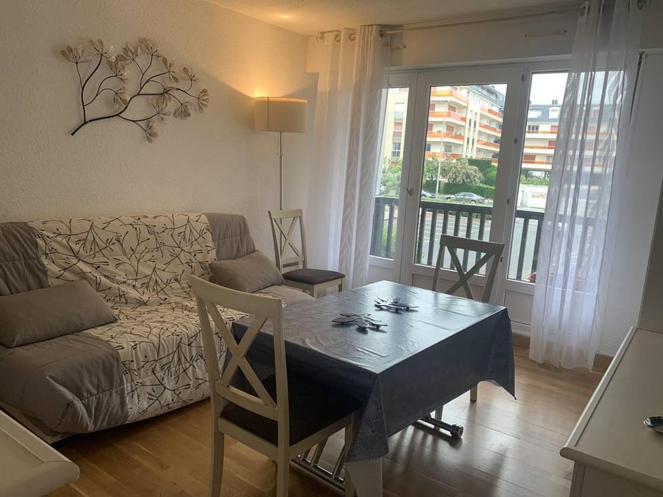 Appartement lumineux à 50m de la plage de Cabourg, balcon, parking gratuit, 4 pers. - FR-1-465-119 Apartment in Cabourg