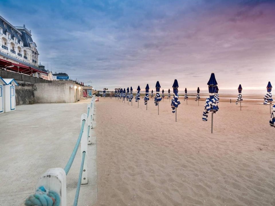 Appartement lumineux à 50m de la plage de Cabourg, balcon, parking gratuit, 4 pers. - FR-1-465-119 Apartment in Cabourg