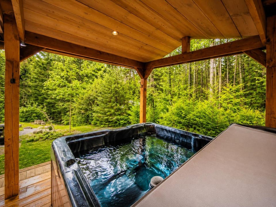 Chalet des Sources SPA Gazebo panoramique House in Ontario