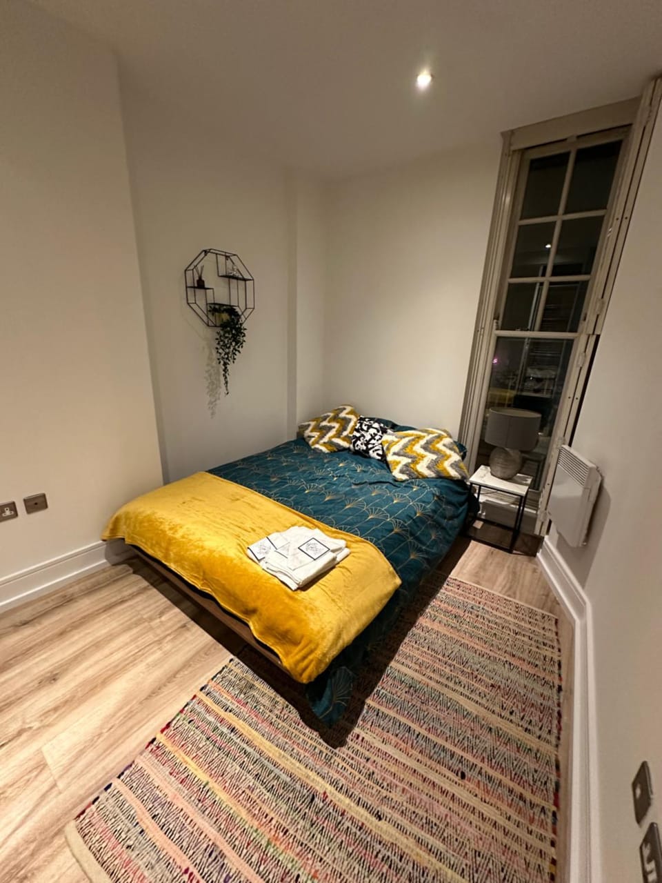 Cosy High Street Apartment 30 seconds from station Apartment in London