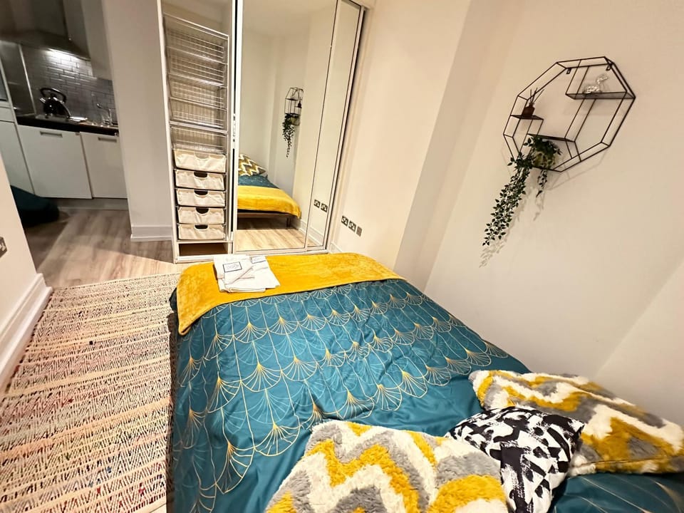 Cosy High Street Apartment 30 seconds from station Apartment in London