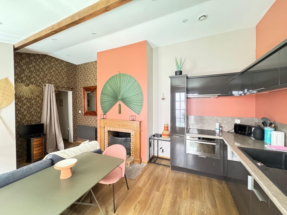 Bed, Living room, Seating area, Dining area, Bedroom, oven, stove
