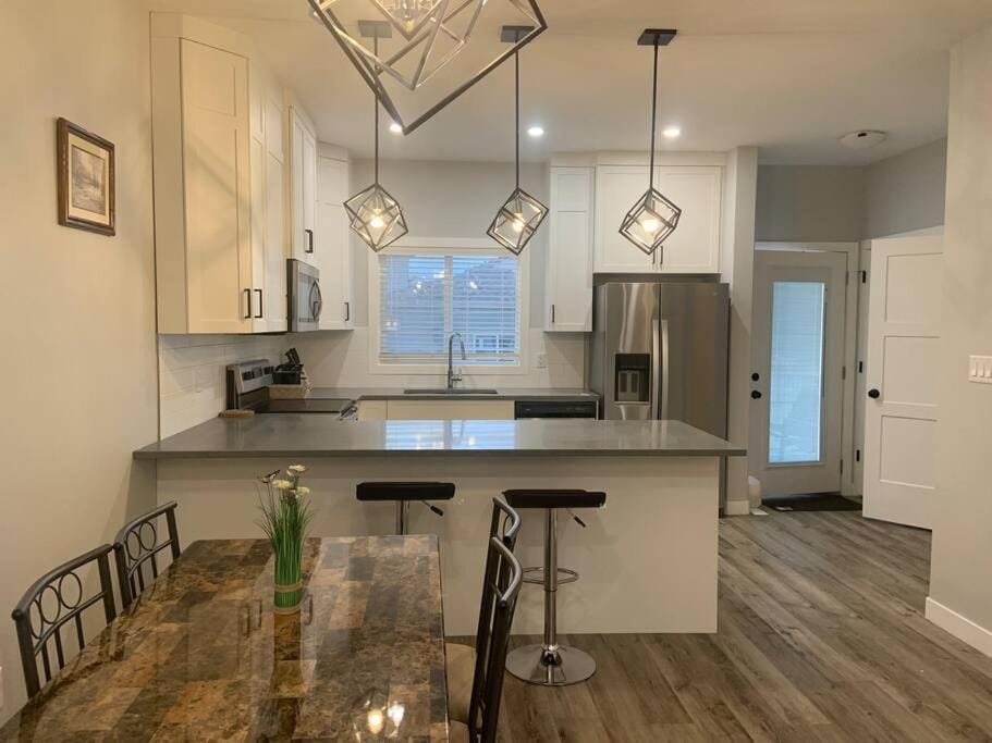 Exquisite 3 BR Villa with Double Garage-King Bed Apartment in Regina