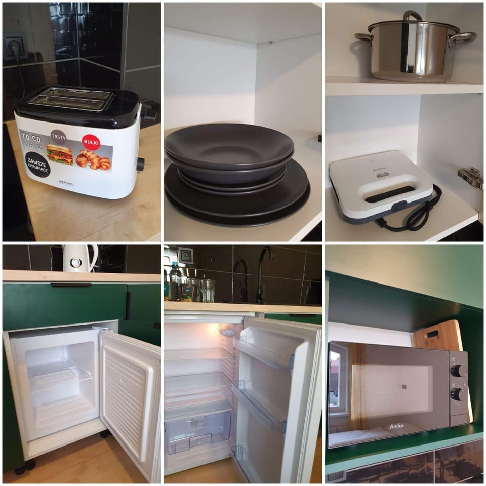 Kitchen or kitchenette, microwave, toaster, kitchen