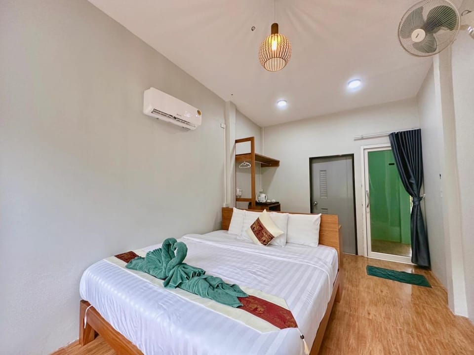 Bed, Photo of the whole room, Bedroom, towels, air conditioner
