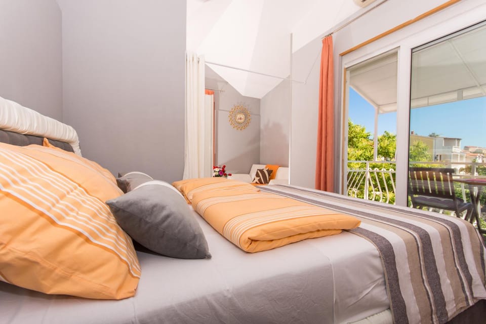Present 203 Apartment in Okrug Gornji