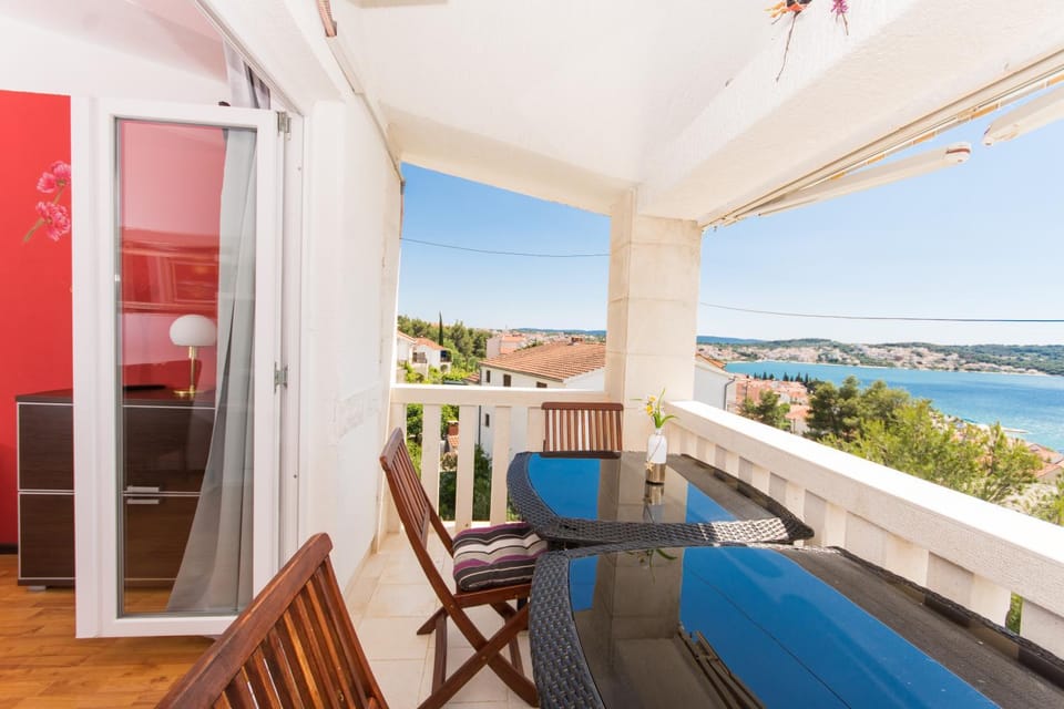 Present 203 Apartment in Okrug Gornji