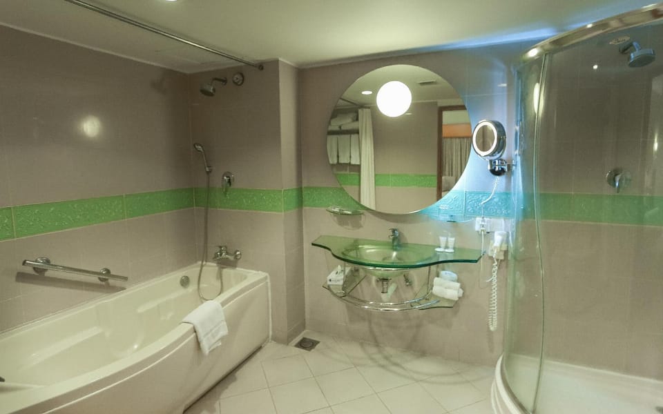 Shower, Toilet, Bathroom, Bath