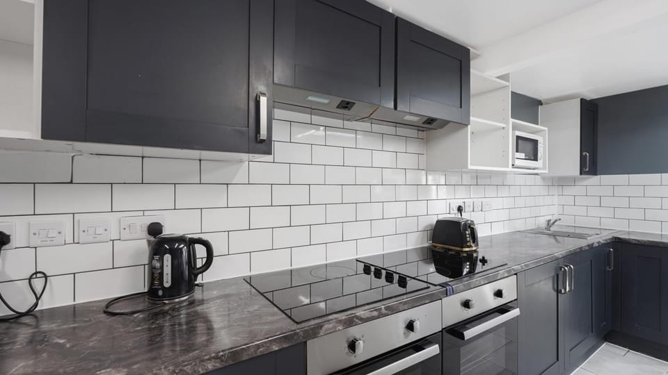 Coffee/tea facilities, Kitchen or kitchenette, dishwasher, stove, toaster