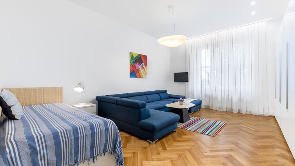 Bed, TV and multimedia, Living room, Photo of the whole room, Seating area, Bedroom