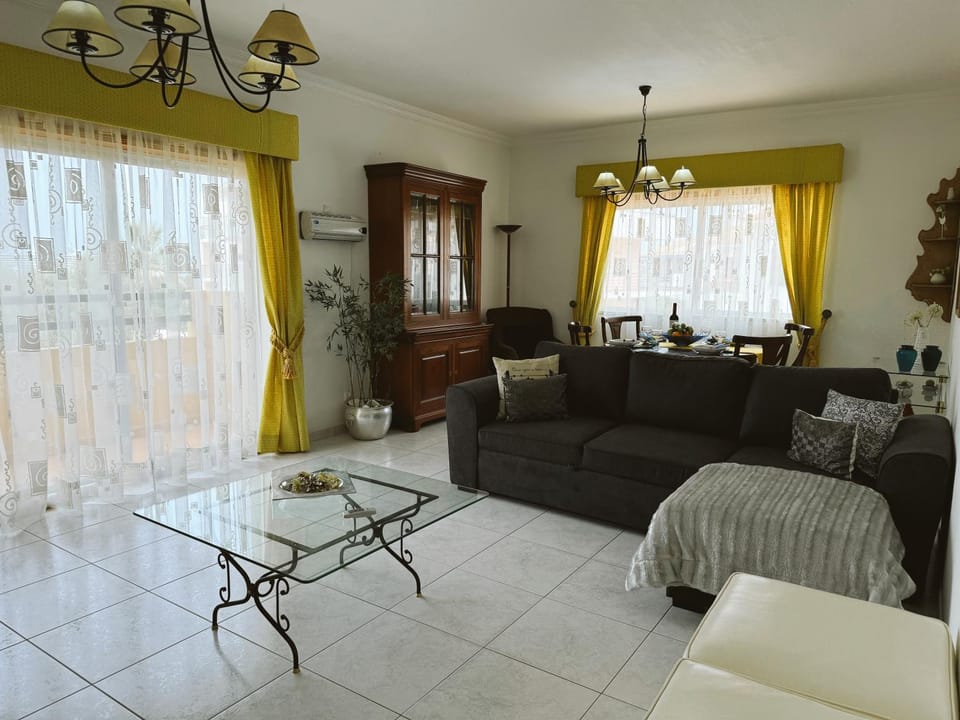 Day, Living room, Seating area