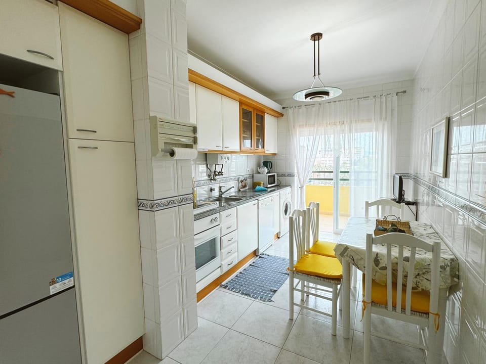 Kitchen or kitchenette, Dining area, dishwasher, oven, pet friendly, stove, toaster