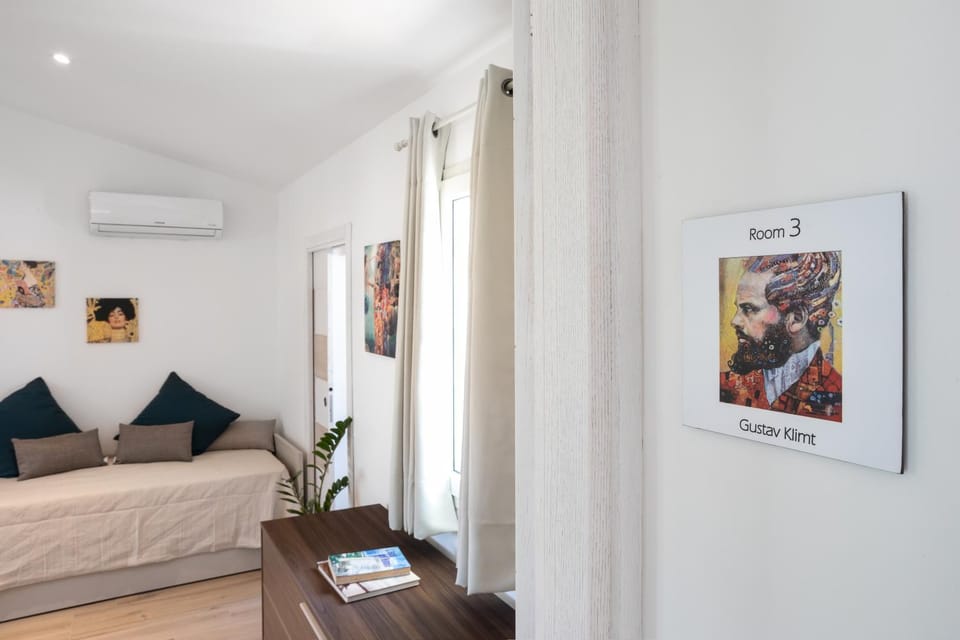 Photo of the whole room, Bedroom, air conditioner