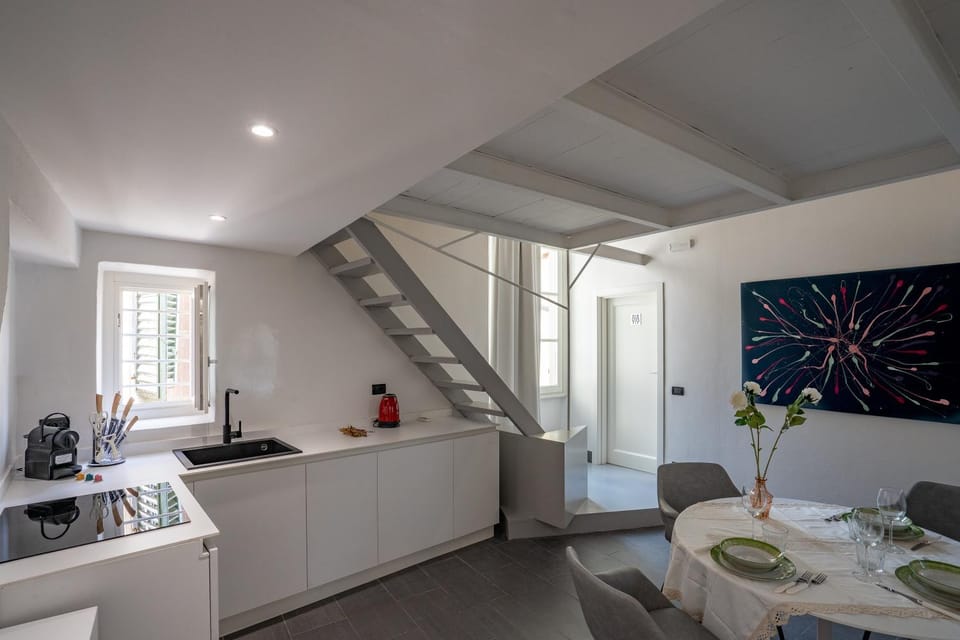 Coffee/tea facilities, Kitchen or kitchenette, Seating area, Dining area