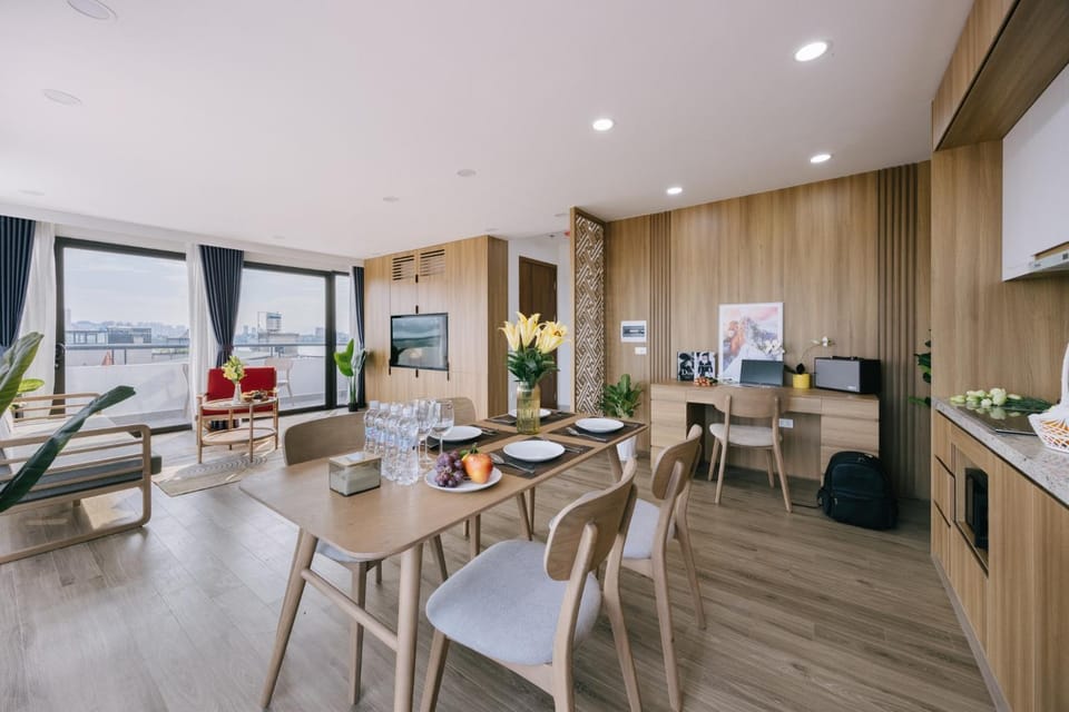 TV and multimedia, Kitchen or kitchenette, Living room, Seating area, Dining area