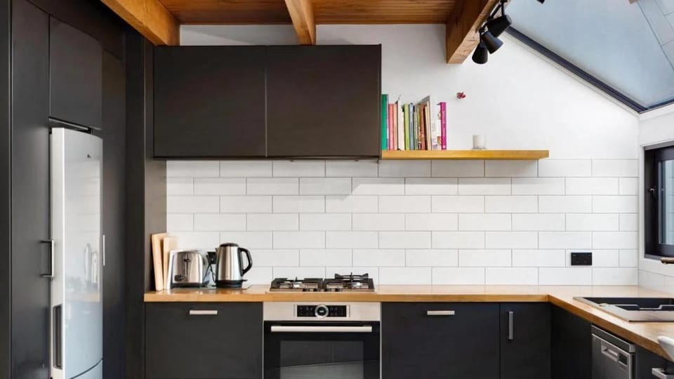 Coffee/tea facilities, Kitchen or kitchenette, dishwasher, oven, stove, toaster
