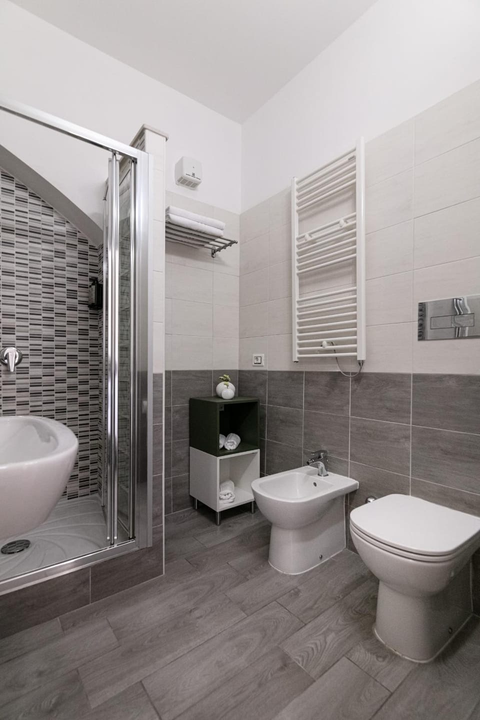 Shower, Toilet, Bathroom, bidet, towels