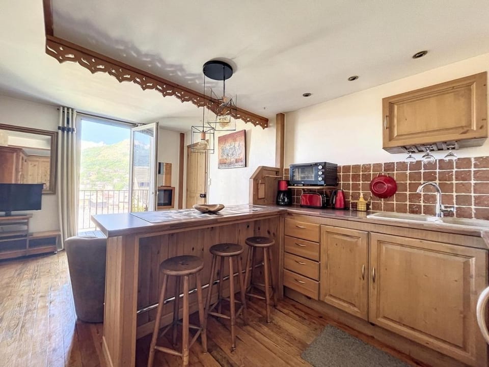 Kitchen or kitchenette, Dining area, minibar, toaster