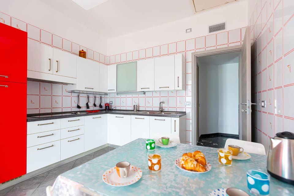 Coffee/tea facilities, Kitchen or kitchenette, Dining area