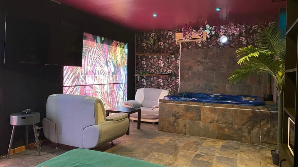 Hot Tub, Living room