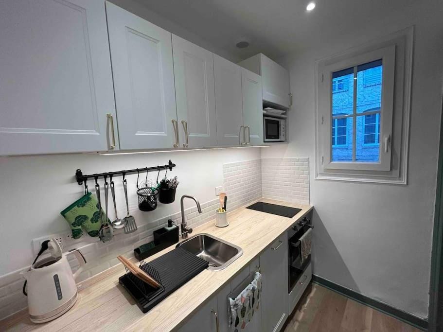 Kitchen or kitchenette, dishwasher, stove