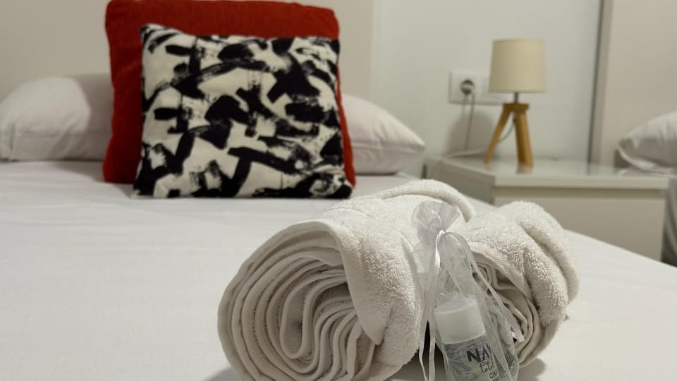 Bed, Photo of the whole room, Bedroom, towels