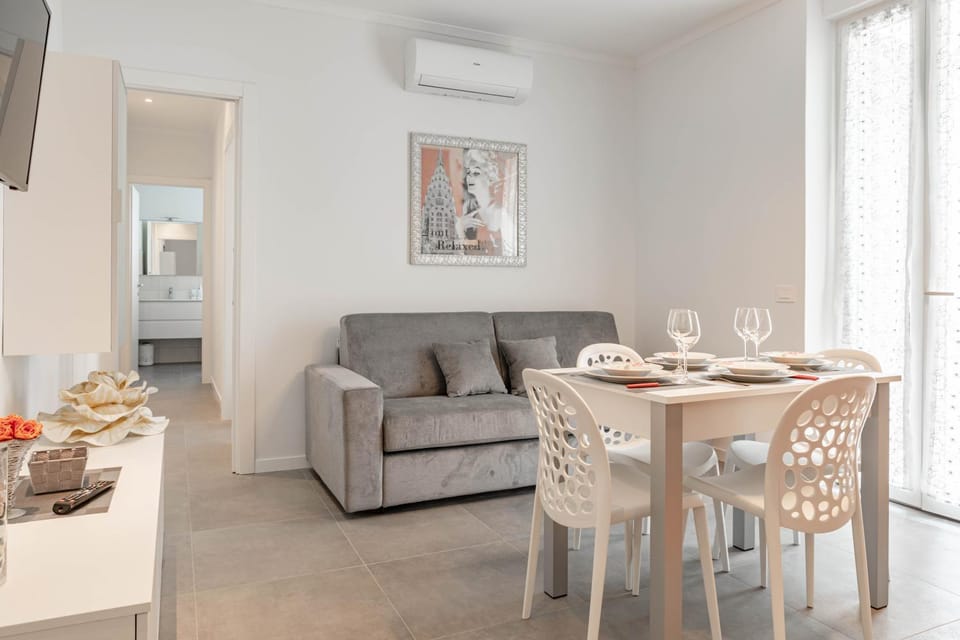 Living room, Seating area, Dining area, air conditioner
