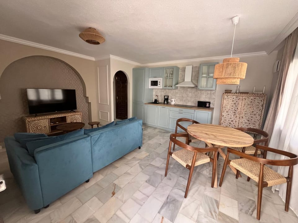TV and multimedia, Kitchen or kitchenette, Living room, Seating area, Dining area, stove