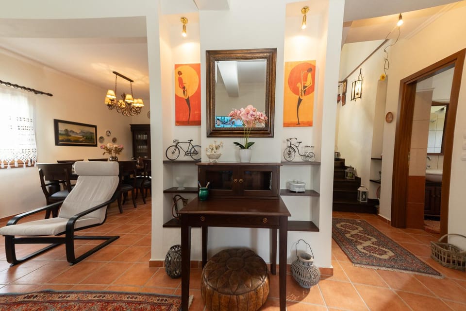 Seating area, Dining area