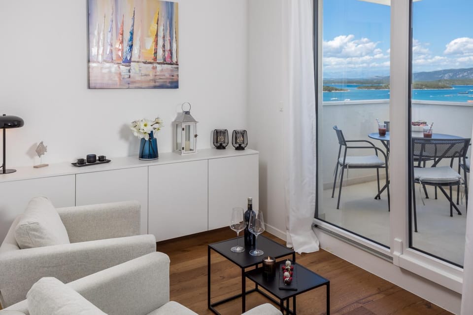 View (from property/room), Balcony/Terrace, Living room, Seating area, Sea view