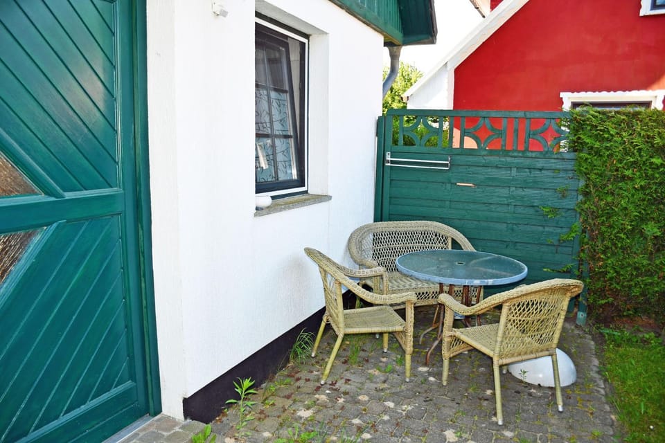 Property building, Balcony/Terrace, Dining area