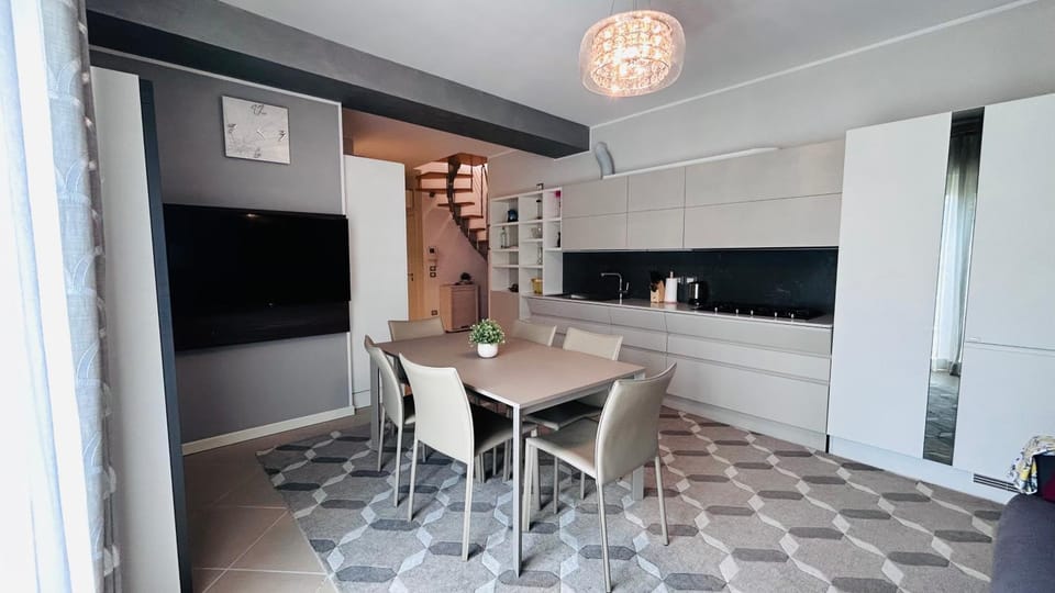 Kitchen or kitchenette, Living room, Seating area, Dining area