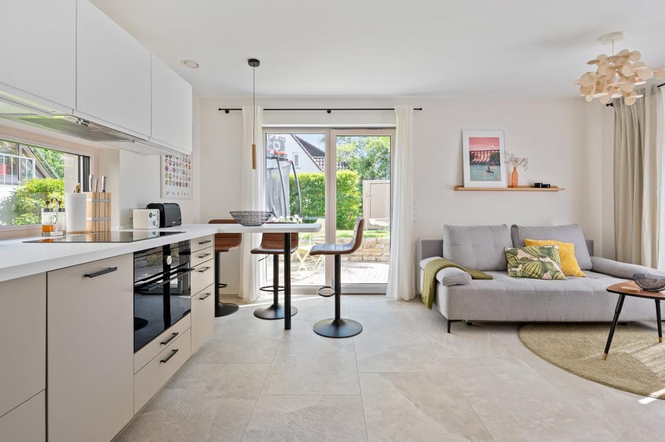Kitchen or kitchenette, Living room, Seating area, Dining area, oven, stove