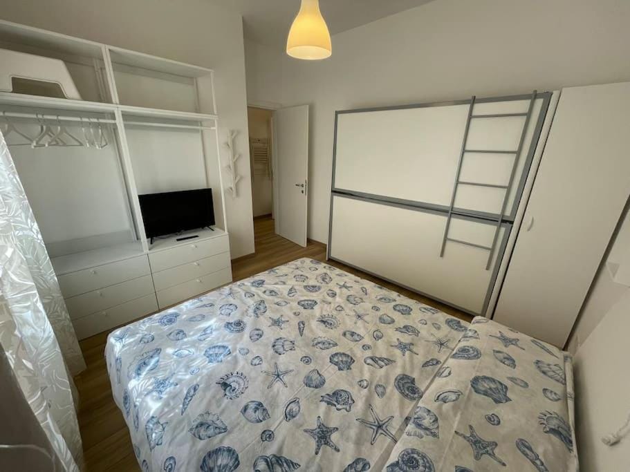 Bed, TV and multimedia, Photo of the whole room, Bedroom, wardrobe