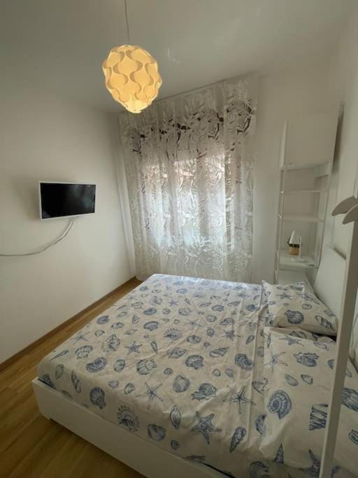 Bed, TV and multimedia, Bedroom