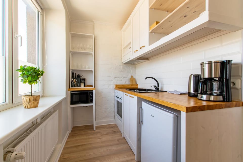 Coffee/tea facilities, Kitchen or kitchenette, oven, stove