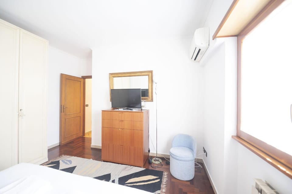 Bed, TV and multimedia, Bedroom, wardrobe, air conditioner