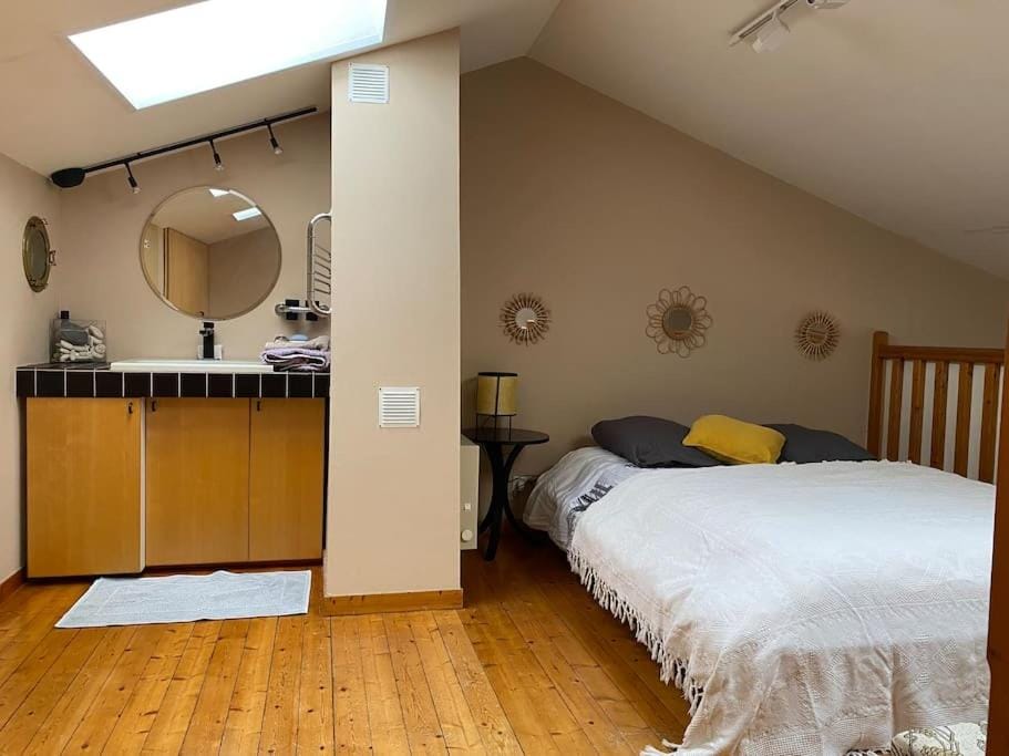 Bed, Photo of the whole room, Bedroom