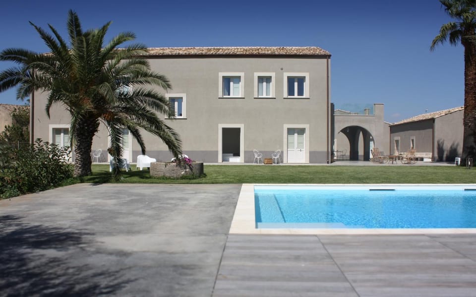 Property building, Day, Pool view, Swimming pool