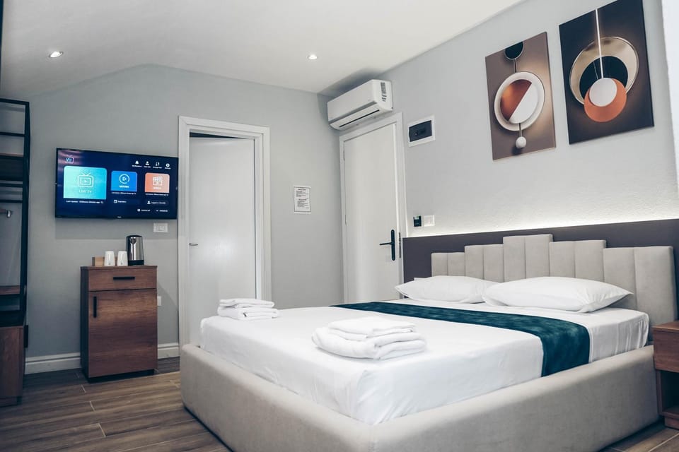Bed, TV and multimedia, Photo of the whole room, Bedroom, towels, wardrobe, air conditioner