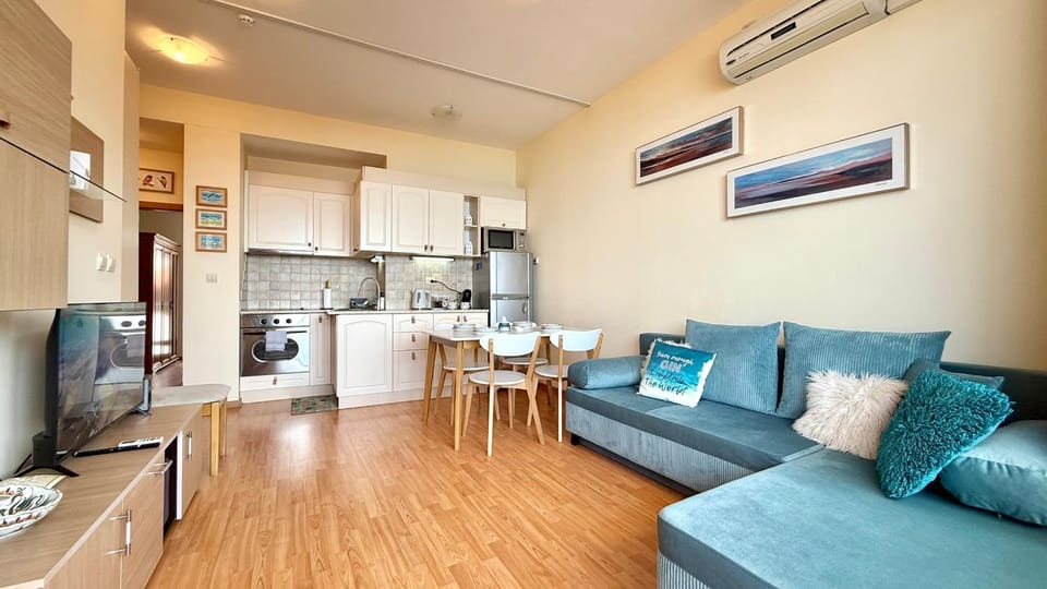 TV and multimedia, Living room, Seating area, air conditioner
