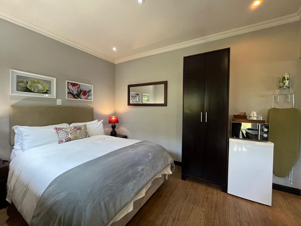 Bed, Bedroom, furniture, minibar, wardrobe