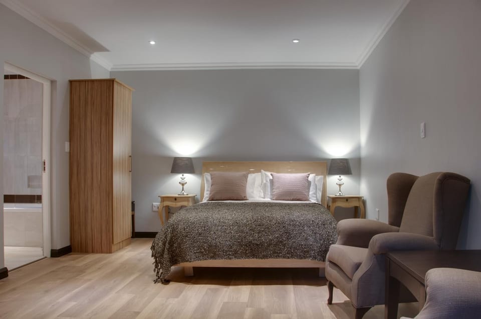 Bed, Photo of the whole room, Seating area